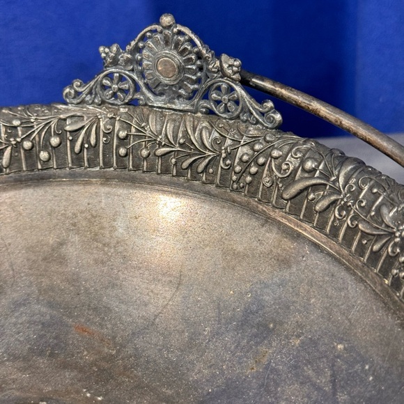 Middletown silver-plated hard white metal fruit basket - Picture 3 of 5